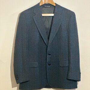Gray Sport Coat with Classic Design and Textured Fabric